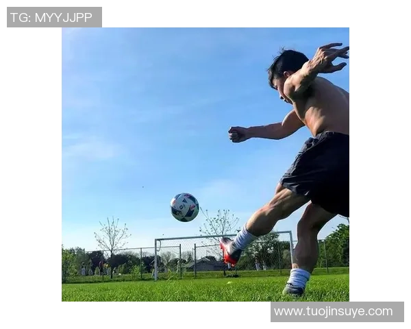 足球球星体能训练技巧揭秘 提升爆发力与耐力的核心方法