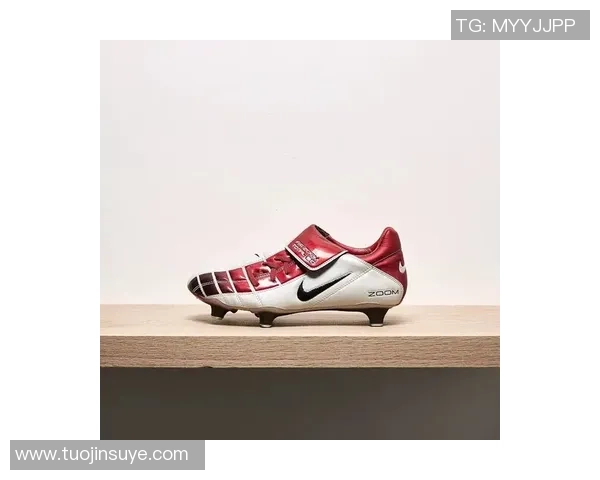 足球球星同款洞洞鞋热销 探秘运动时尚新风潮